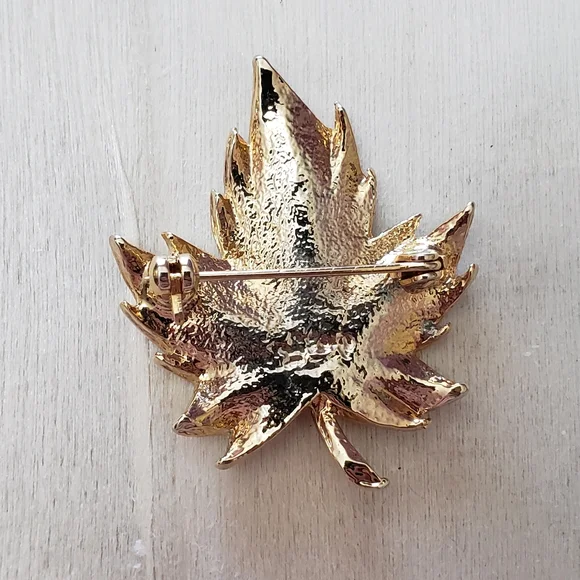 Vintage Gold tone leaf brooch - Picture 5 of 7